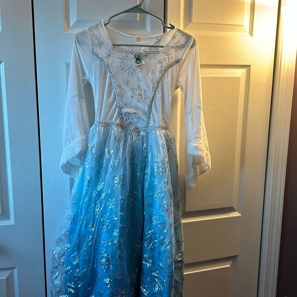 Elisa costume